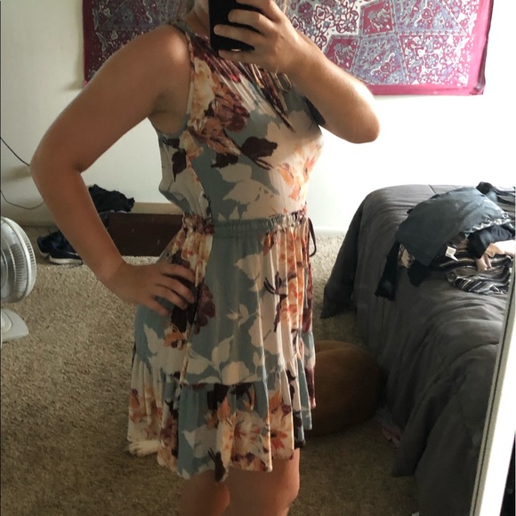 Super Cute & Flowy Summer Dress - Picture 2 of 7